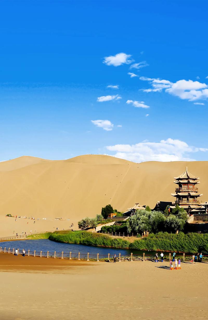 鸣沙山月牙泉在哪里?为什么有‘沙漠第一泉’之称?和敦煌有什么关系...