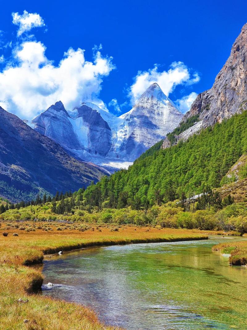 四川稻城亚丁的著名景点