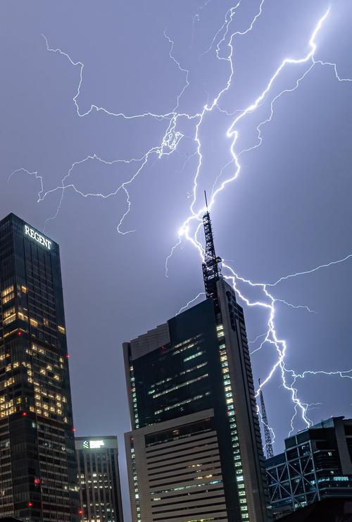 上海暴雨黑夜中巨大闪电击地,此次恶劣天气是如何形成的?