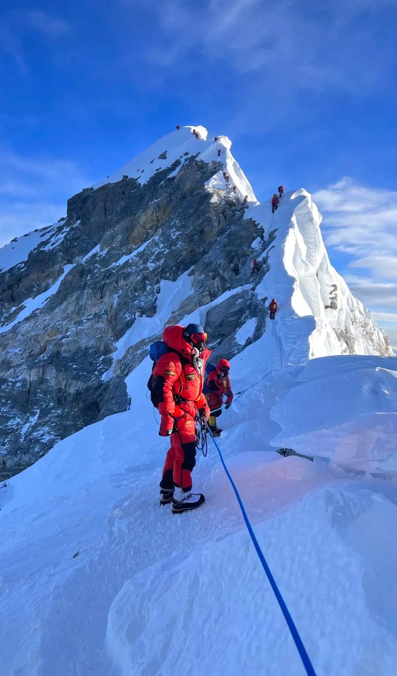 近来世界上有多少人登上珠穆琅玛峰(顶峰)?登上珠峰要具备那些身体素质...