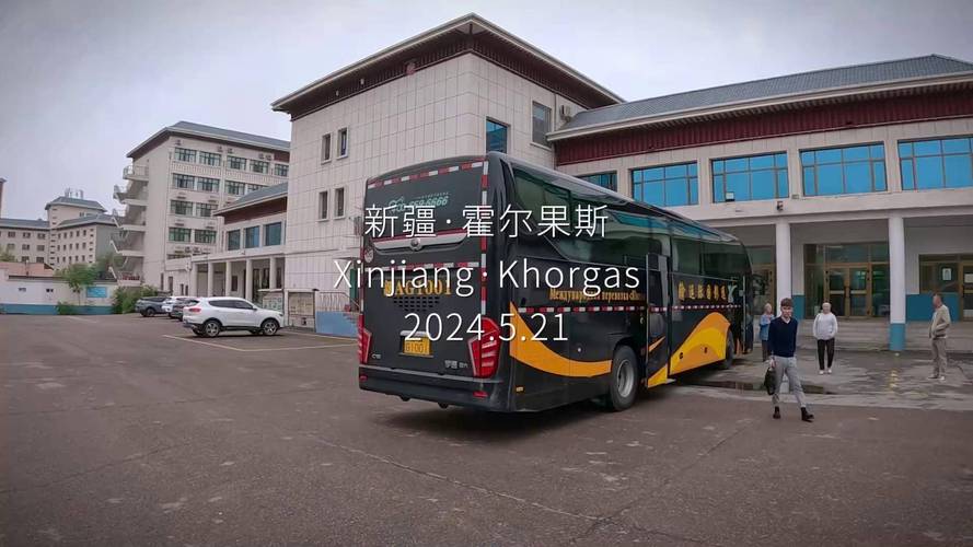 霍尔果斯国门口有群“摆渡人”,开新车去哈萨克斯坦,坐公交车回国_百度...
