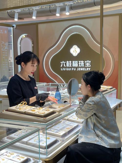 我在桂林旅游,导游把我们带到德润珠宝店买了俩块金襄玉,回家以后我