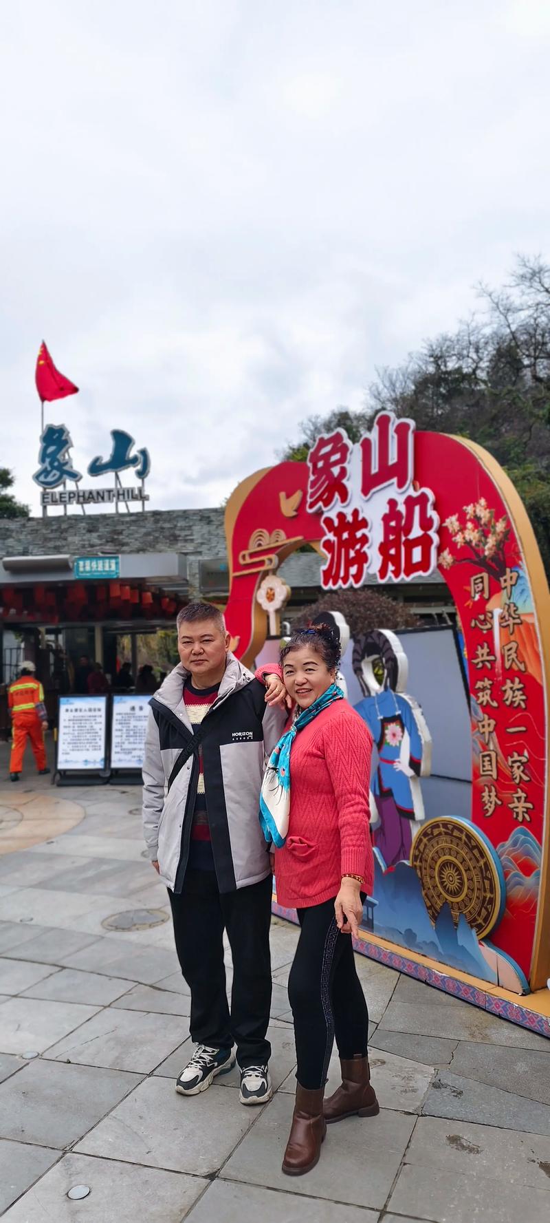 广西桂林勐拱翡翠大骗子,我们跟团旅游,旅游团把我们拉进去,进到一个...