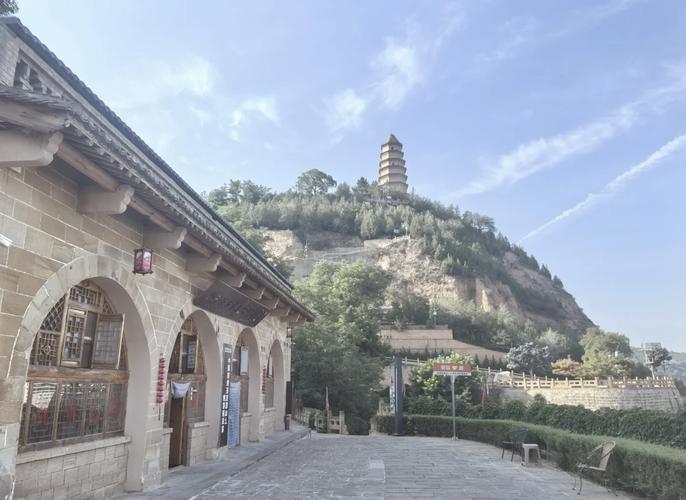 去延安旅游,住在哪儿比较好比较方便,离景点近?(比较好是窑洞风格的)