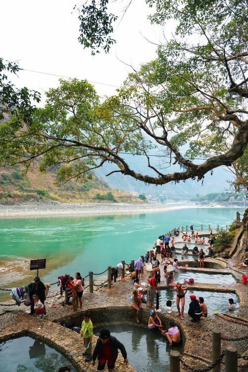 怒江畔,旅游胜地指南
